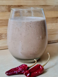 Una foto de Licuado de durazno con leche de coco, cacao, mantequilla de maní, chía y cayena roja 🍑 🥵
