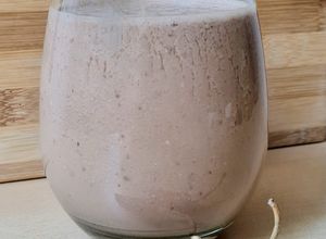 Una foto de Licuado de durazno con leche de coco, cacao, mantequilla de maní, chía y cayena roja 🍑 🥵