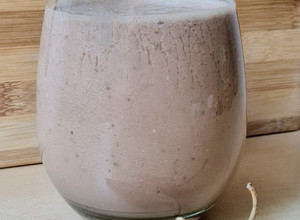 Una foto de Licuado de durazno con leche de coco, cacao, mantequilla de maní, chía y cayena roja 🍑 🥵