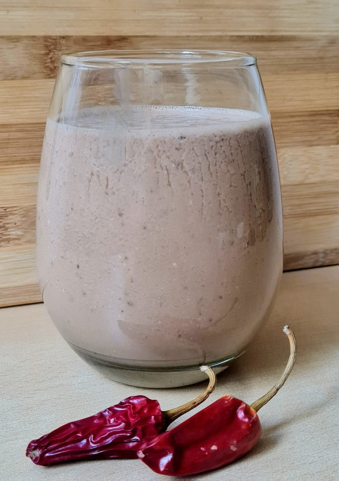 Una foto de Licuado de durazno con leche de coco, cacao, mantequilla de maní, chía y cayena roja 🍑 🥵