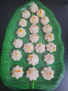 उकडीचे मोदक (ukadiche modak recipe in marathi) रेसिपी चे मुख्य फोटो