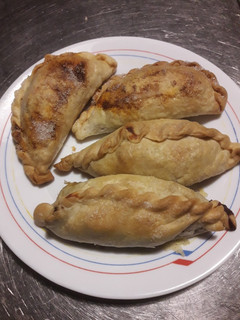 Una foto de Empanadas de carne dulces + queso. 🥐🥐🥐🧀🌶️🍖