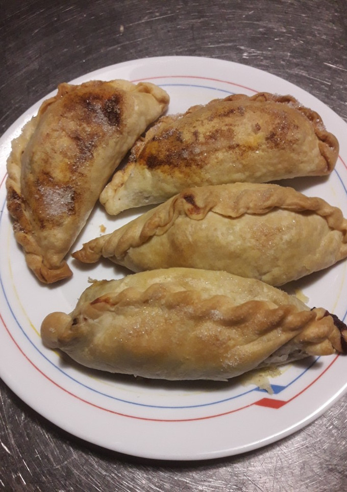 Una foto de Empanadas de carne dulces + queso. 🥐🥐🥐🧀🌶️🍖