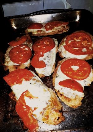 Una foto de Milanesas napolitanas con ensalada criolla