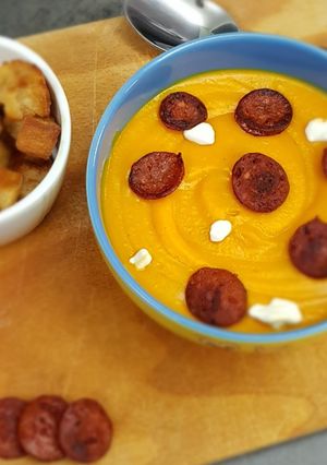 Une photo de °Velouté de potimarron et chips de chorizo °