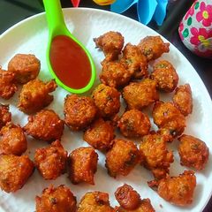 A picture of Leftover Khichadi crispy pakodas.