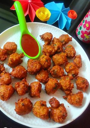 A picture of Leftover Khichadi crispy pakodas.