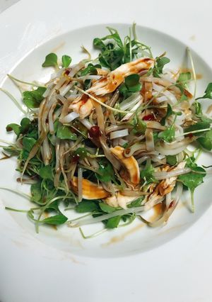 Hình của món Mì chũ (phở) trộn ức gà, rau mầm.