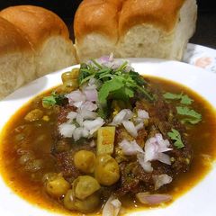 A picture of Ragda Patties.