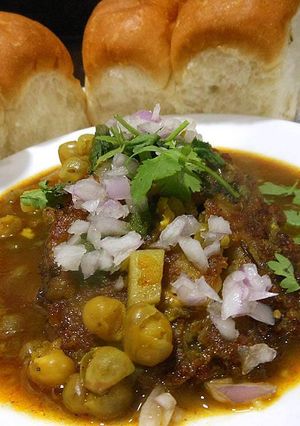 A picture of Ragda Patties.