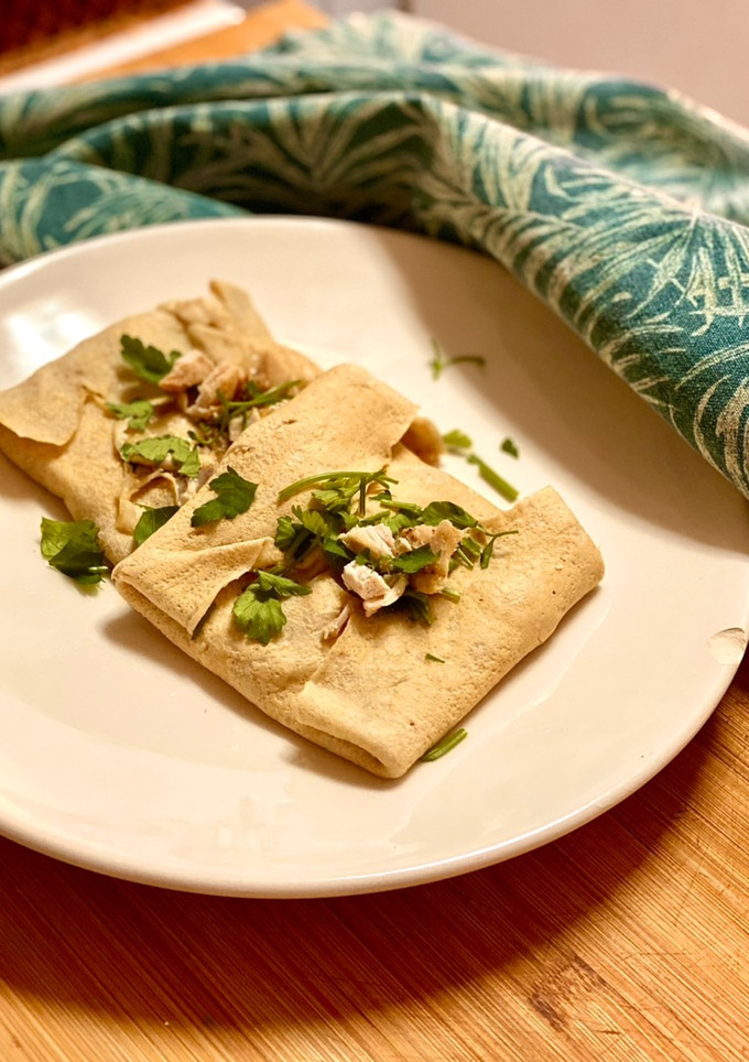 Una foto de Crepes proteicos de pollo asado y queso