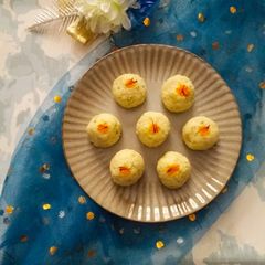 A picture of Malai ladoo.