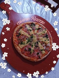 صورة لوصفة بيتزا 🍕 التونة والجبن محشية الاطراف 😋😋