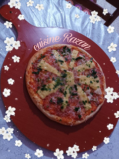صورة لوصفة بيتزا 🍕 التونة والجبن محشية الاطراف 😋😋