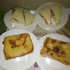 A picture of Bread sandwich and French toast.