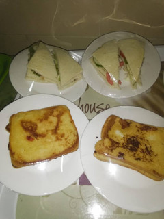 A picture of Bread sandwich and French toast.