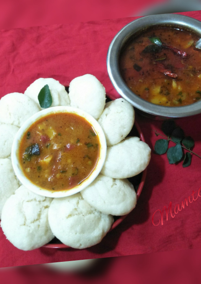 A picture of Rawa Idli with Sambhar.