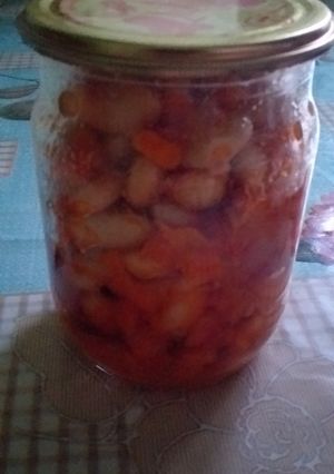 Фото Салат из белой фасоли с помидорами.