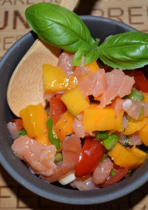 Une photo de Salade de mangue et saumon parfumée au basilic