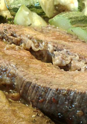 Una foto de Tapa de asado a la mostaza caramelizada con ciruela