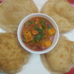 A picture of Matar paneer with poori.