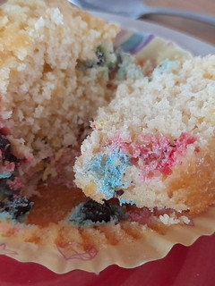 Una foto de Muffin con chispas chocolatosas de colores
