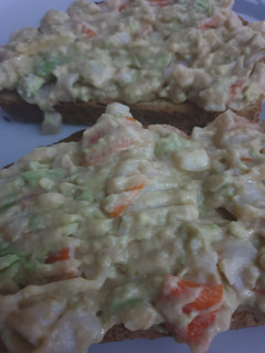 Una foto de Tostadas de cangrejo y aguacate