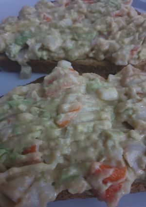 Una foto de Tostadas de cangrejo y aguacate