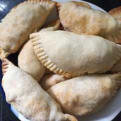 Una foto de Empanadas Criollas de Carne y Jamón y Queso.🇺🇾