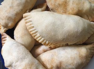 Una foto de Empanadas Criollas de Carne y Jamón y Queso.🇺🇾