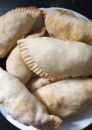 Una foto de Empanadas Criollas de Carne y Jamón y Queso.🇺🇾