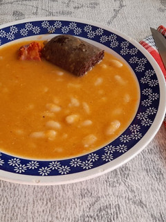 Una foto de Alubias blancas de frasco con morcilla y chorizo
