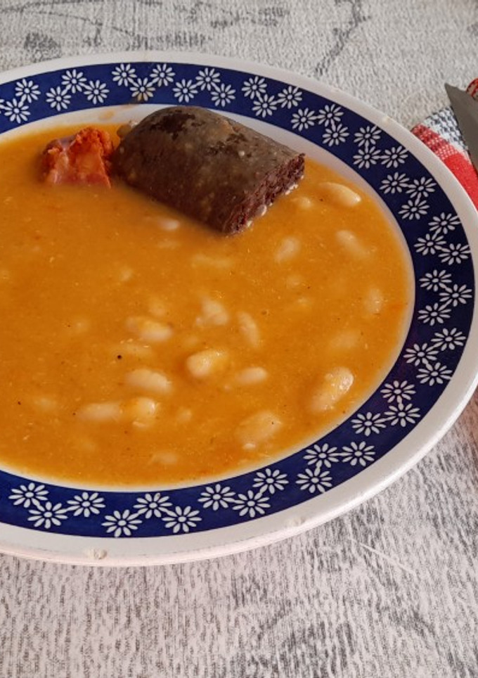 Una foto de Alubias blancas de frasco con morcilla y chorizo