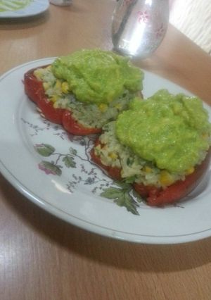 Una foto de Pimientos/morrones rellenos, frescos y livianitos !