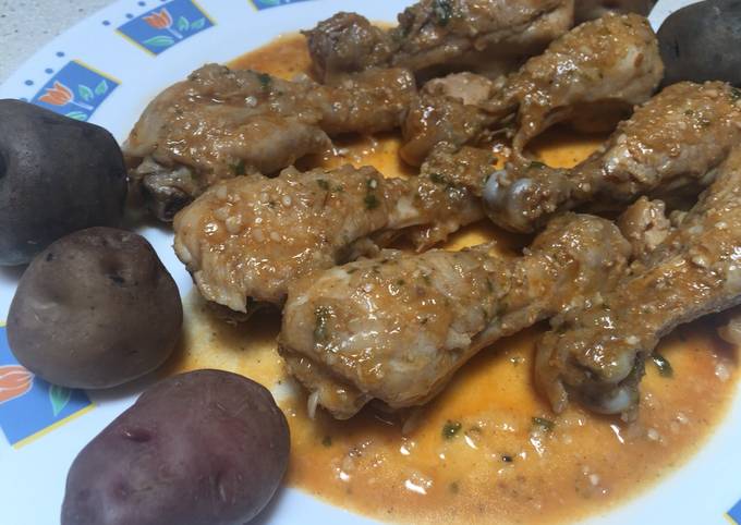Foto principal de Jamoncitos de pollo con salsa de Almendras y Pimentón