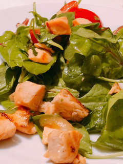 Una foto de Ensalada de espinacas de la huerta española con salmón a la plancha