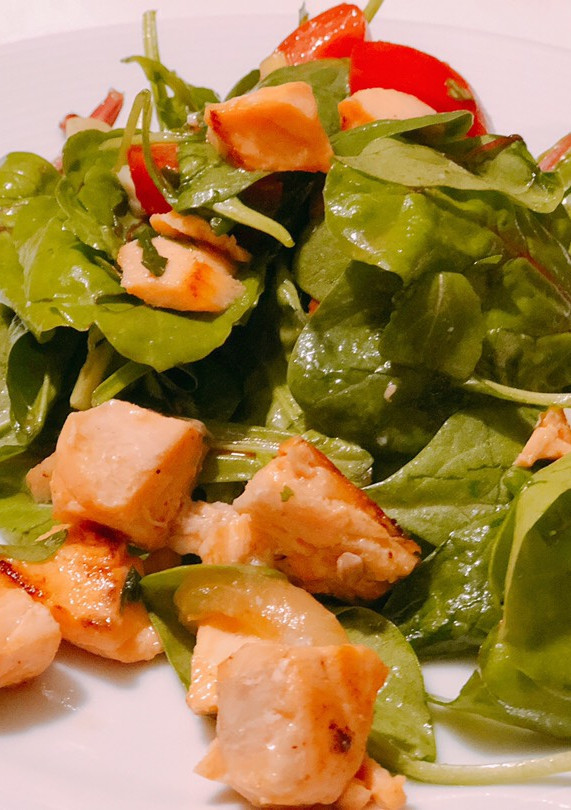 Una foto de Ensalada de espinacas de la huerta española con salmón a la plancha