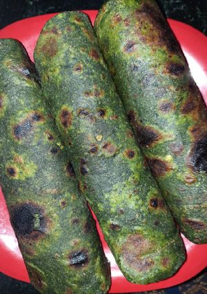 A picture of Bathua paratha.