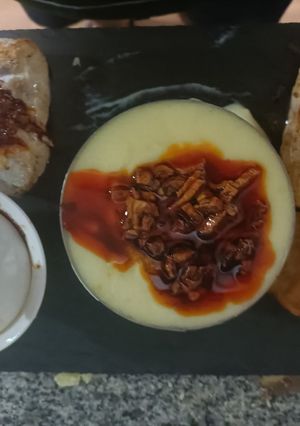 Una foto de Rosada a la plancha con puré de patatas