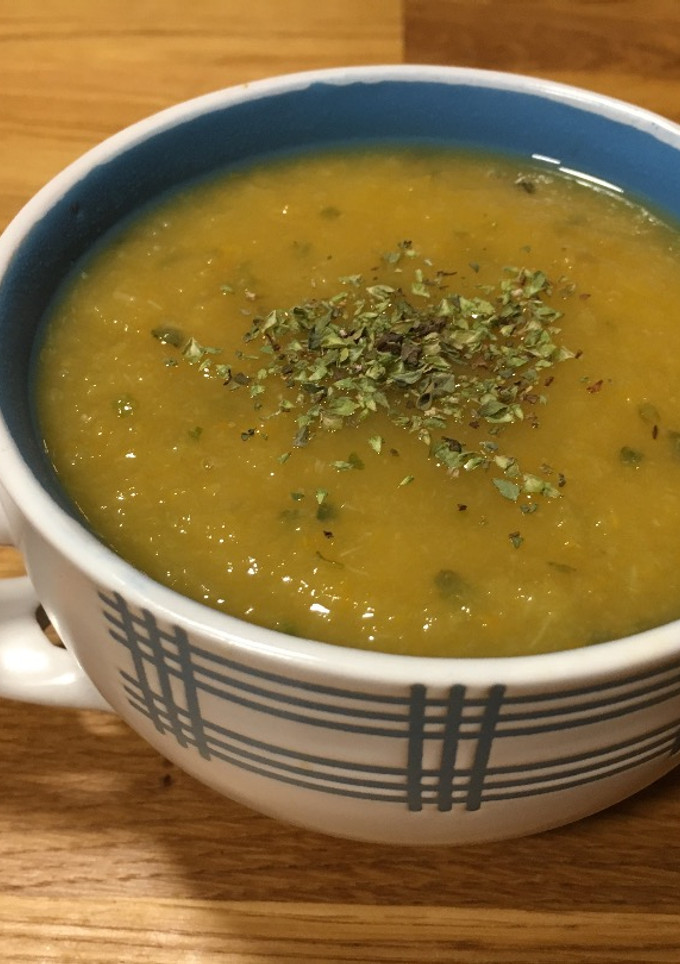 Una foto de Crema de calabacín, apio y zanahoria