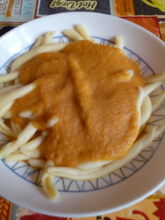Una foto de Pasta con salsa de zanahorias