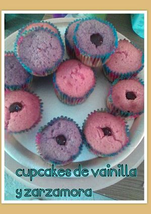 Una foto de Cupcakes de vainilla y zarzamora