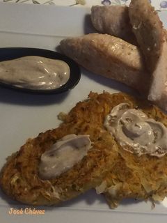 Una foto de Pastel de Verduras con Alioli de ajos negros y pollo