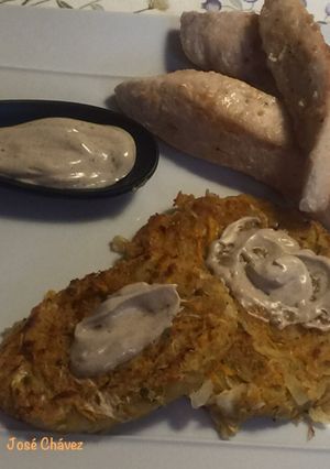 Una foto de Pastel de Verduras con Alioli de ajos negros y pollo