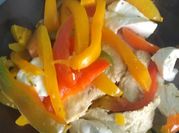Una foto de pollo con morrón amarillo