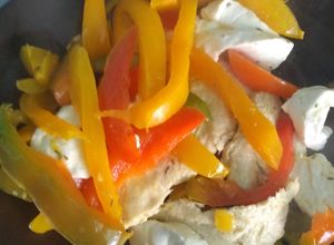 Una foto de Fajitas de pollo con pimiento morrón🥘