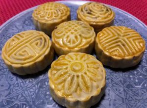 Una foto de Mooncakes (Pastel de Luna, Chinos) de garbanzo y chocolate