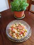 Pasta fría con salmón ahumado y queso fresco