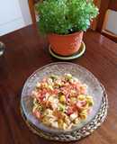 Pasta fría con salmón ahumado y queso fresco