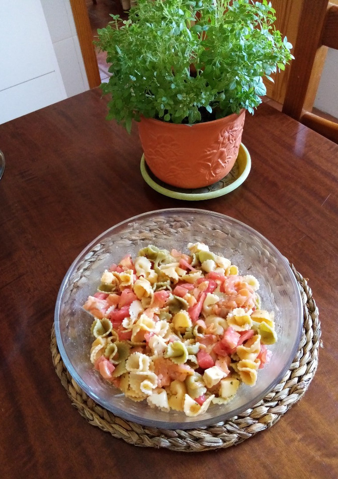 Una foto de Pasta fría con salmón ahumado y queso fresco